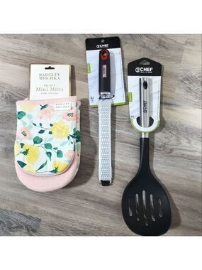Badgley Mischka Set of Two Mini Mitts with Grater and Slotted Spoon Gift Set New